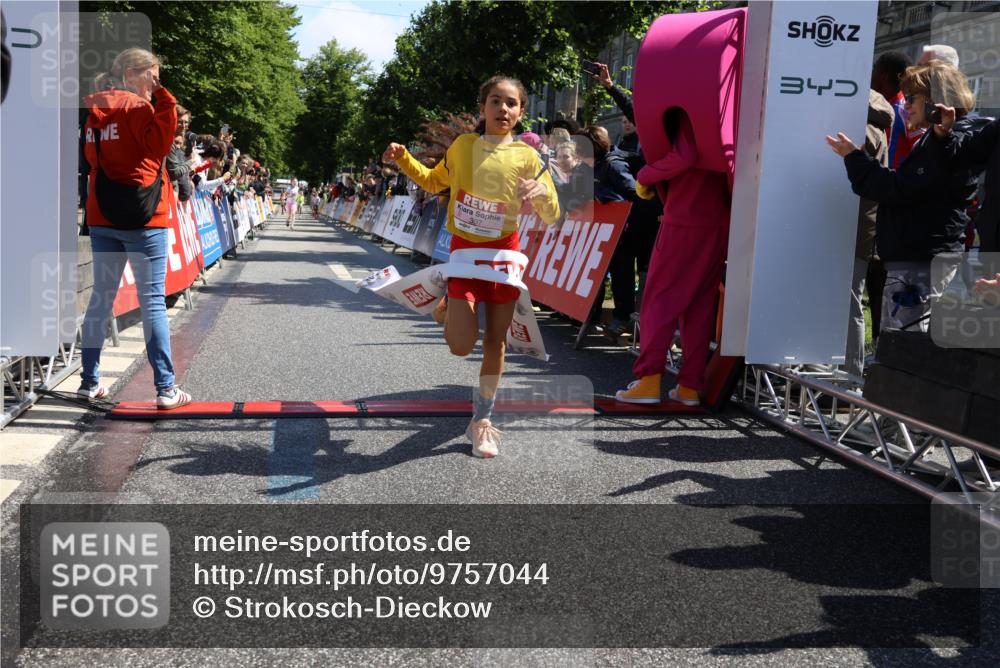 14.06.2026 - REWE Women's Run Strokosch-Dieckow http://msf.ph/oto/9757044 14.06.2026 11:36:13 Ziel 307 meine-sportfotos.de