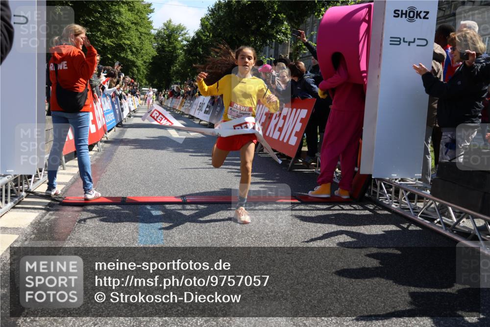 14.06.2026 - REWE Women's Run Strokosch-Dieckow http://msf.ph/oto/9757057 14.06.2026 11:36:13 Ziel 307 meine-sportfotos.de