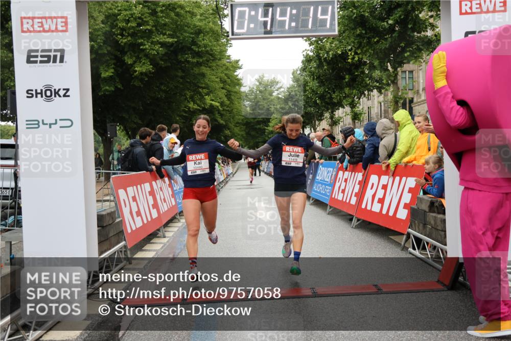 14.06.2026 - REWE Women's Run Strokosch-Dieckow http://msf.ph/oto/9757058 14.06.2026 09:44:37 Ziel 10480, 10481, 11418 meine-sportfotos.de