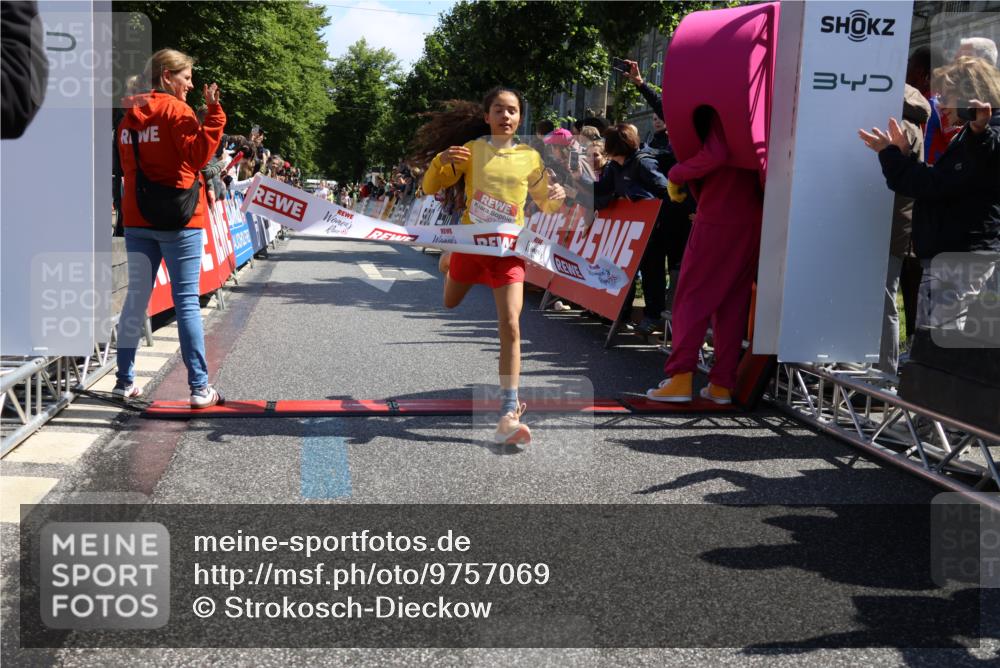 14.06.2026 - REWE Women's Run Strokosch-Dieckow http://msf.ph/oto/9757069 14.06.2026 11:36:12 Ziel 307 meine-sportfotos.de