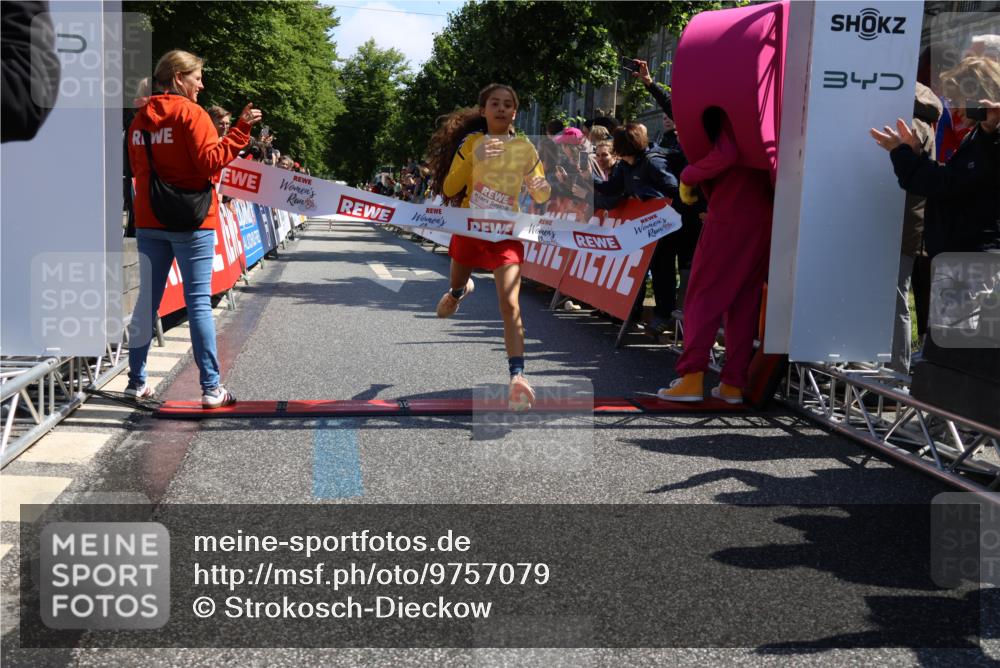 14.06.2026 - REWE Women's Run Strokosch-Dieckow http://msf.ph/oto/9757079 14.06.2026 11:36:12 Ziel 307 meine-sportfotos.de
