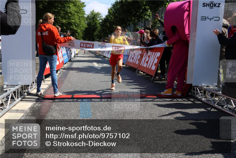 14.06.2026 - REWE Women's Run Strokosch-Dieckow http://msf.ph/oto/9757102 14.06.2026 11:36:12 Ziel 307 meine-sportfotos.de