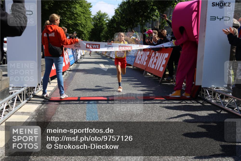 14.06.2026 - REWE Women's Run Strokosch-Dieckow http://msf.ph/oto/9757126 14.06.2026 11:36:12 Ziel 307 meine-sportfotos.de