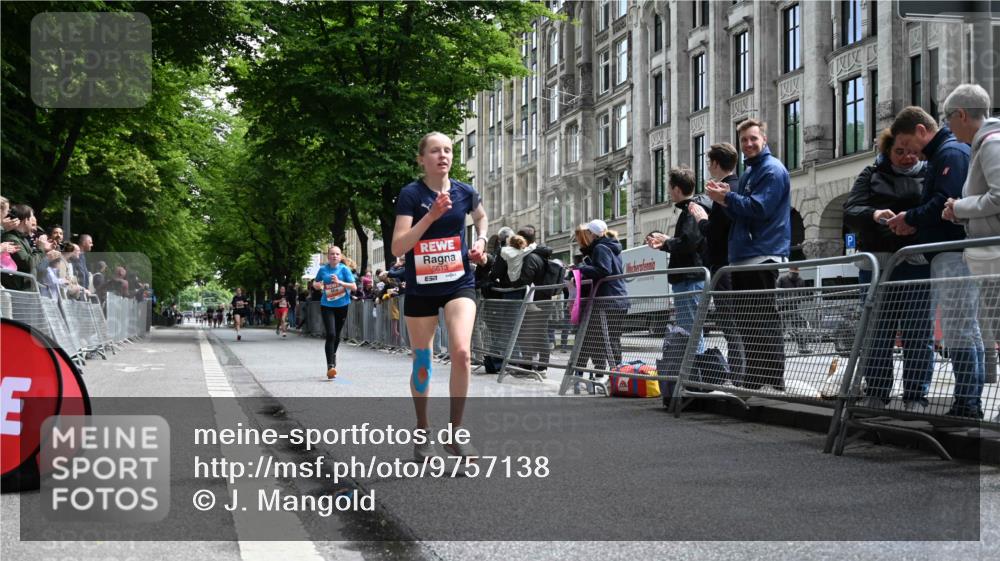 14.06.2026 - REWE Women's Run J. Mangold http://msf.ph/oto/9757138 14.06.2026 10:54:32 Ziel 5189, 5594, 5613, 5707, 5916 meine-sportfotos.de