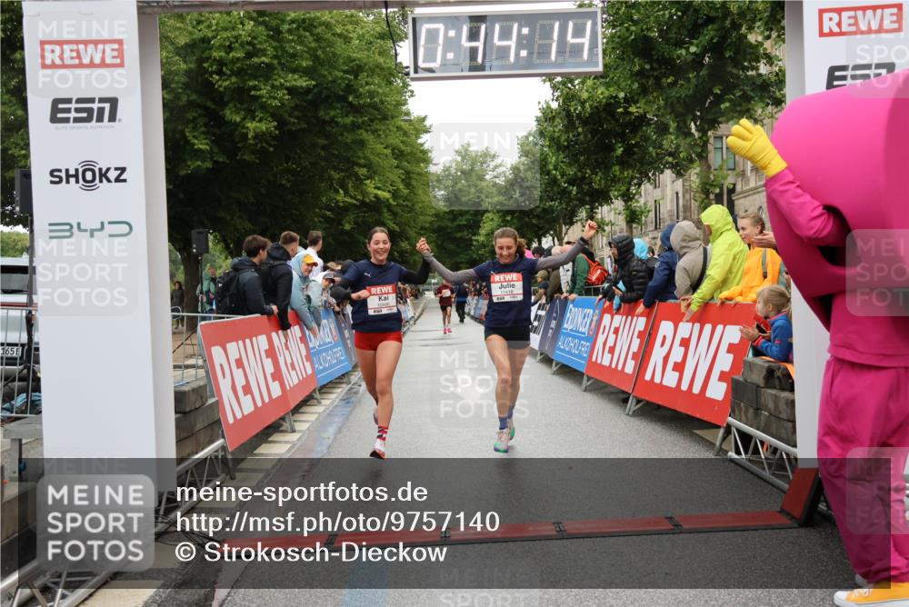 14.06.2026 - REWE Women's Run Strokosch-Dieckow http://msf.ph/oto/9757140 14.06.2026 09:44:37 Ziel 10480, 10481, 11418 meine-sportfotos.de