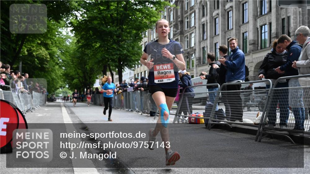 14.06.2026 - REWE Women's Run J. Mangold http://msf.ph/oto/9757143 14.06.2026 10:54:32 Ziel 5189, 5594, 5613, 5707, 5916 meine-sportfotos.de