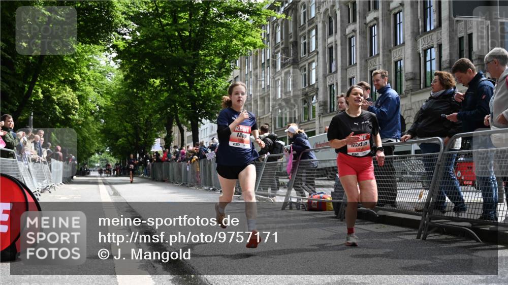 14.06.2026 - REWE Women's Run J. Mangold http://msf.ph/oto/9757171 14.06.2026 10:54:38 Ziel 5594, 5707, 5916 meine-sportfotos.de
