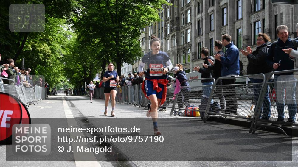 14.06.2026 - REWE Women's Run J. Mangold http://msf.ph/oto/9757190 14.06.2026 10:54:54 Ziel 5649, 5718, 5837 meine-sportfotos.de
