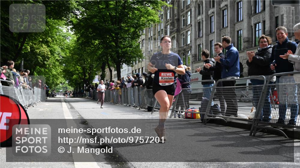 14.06.2026 - REWE Women's Run J. Mangold http://msf.ph/oto/9757201 14.06.2026 10:54:56 Ziel 5649, 5718, 5837 meine-sportfotos.de