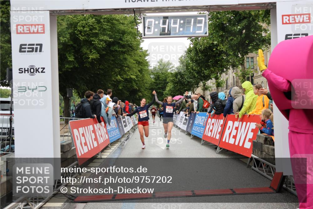 14.06.2026 - REWE Women's Run Strokosch-Dieckow http://msf.ph/oto/9757202 14.06.2026 09:44:36 Ziel 10480, 10481, 11418 meine-sportfotos.de