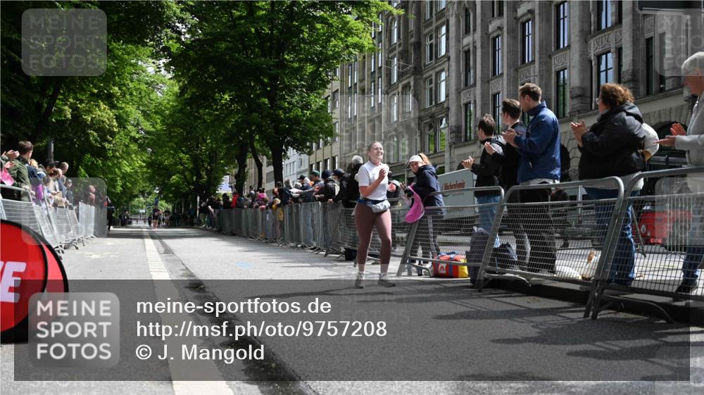 14.06.2026 - REWE Women's Run J. Mangold http://msf.ph/oto/9757208 14.06.2026 10:54:59 Ziel 5649, 5718, 5837 meine-sportfotos.de