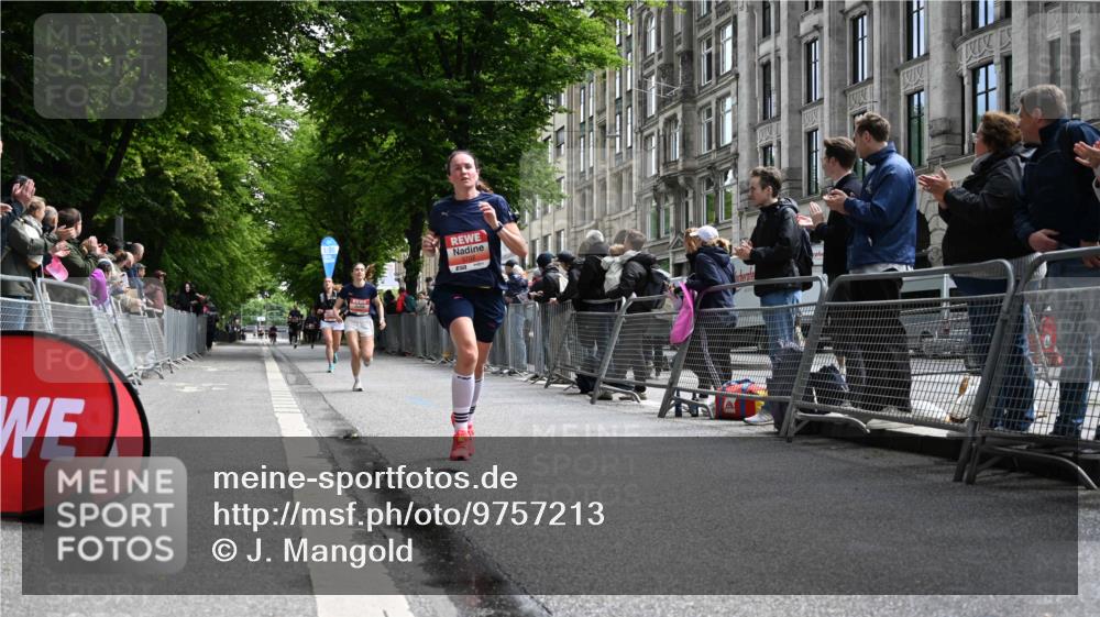 14.06.2026 - REWE Women's Run J. Mangold http://msf.ph/oto/9757213 14.06.2026 10:55:13 Ziel 5308, 5695, 5702 meine-sportfotos.de