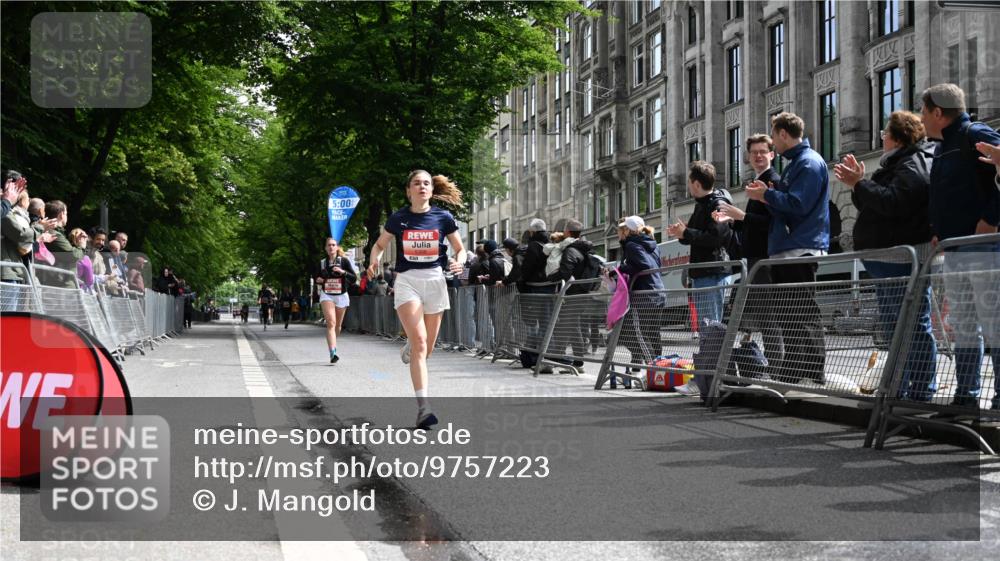 14.06.2026 - REWE Women's Run J. Mangold http://msf.ph/oto/9757223 14.06.2026 10:55:15 Ziel 5308, 5695, 5702 meine-sportfotos.de
