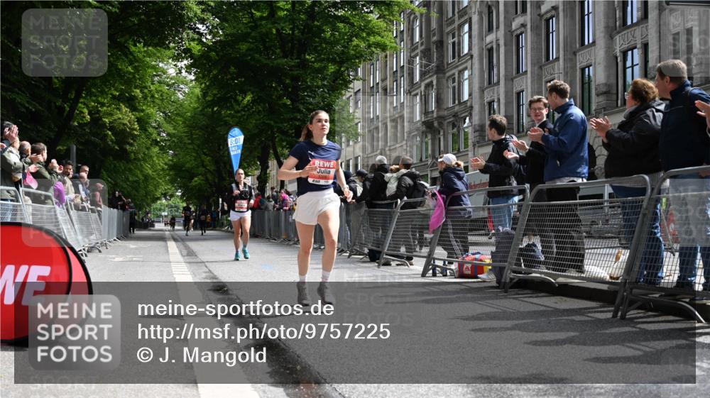 14.06.2026 - REWE Women's Run J. Mangold http://msf.ph/oto/9757225 14.06.2026 10:55:15 Ziel 5308, 5695, 5702 meine-sportfotos.de