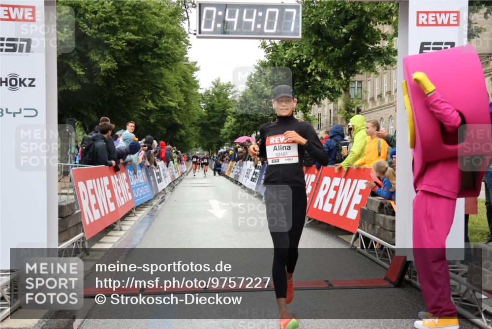 14.06.2026 - REWE Women's Run Strokosch-Dieckow http://msf.ph/oto/9757227 14.06.2026 09:44:29 Ziel 10245, 10481, 11447 meine-sportfotos.de