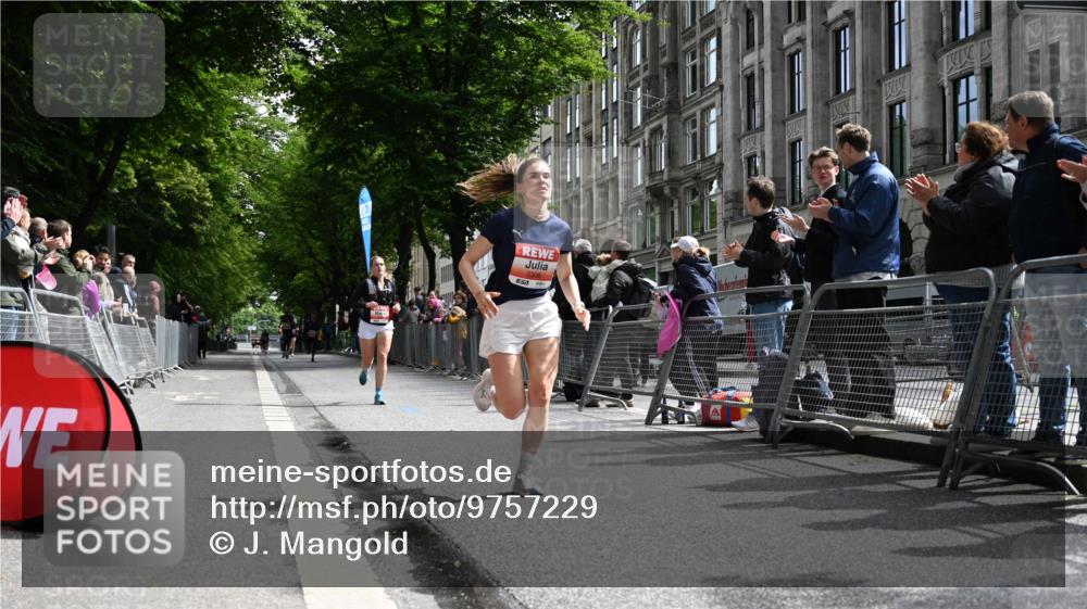 14.06.2026 - REWE Women's Run J. Mangold http://msf.ph/oto/9757229 14.06.2026 10:55:15 Ziel 5308, 5695, 5702 meine-sportfotos.de