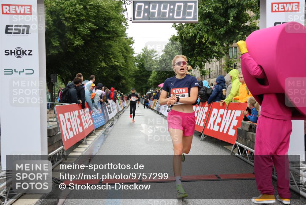 14.06.2026 - REWE Women's Run Strokosch-Dieckow http://msf.ph/oto/9757299 14.06.2026 09:44:26 Ziel 10245, 10481, 11447 meine-sportfotos.de
