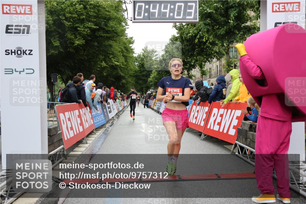 14.06.2026 - REWE Women's Run Strokosch-Dieckow http://msf.ph/oto/9757312 14.06.2026 09:44:26 Ziel 10245, 10481, 11447 meine-sportfotos.de