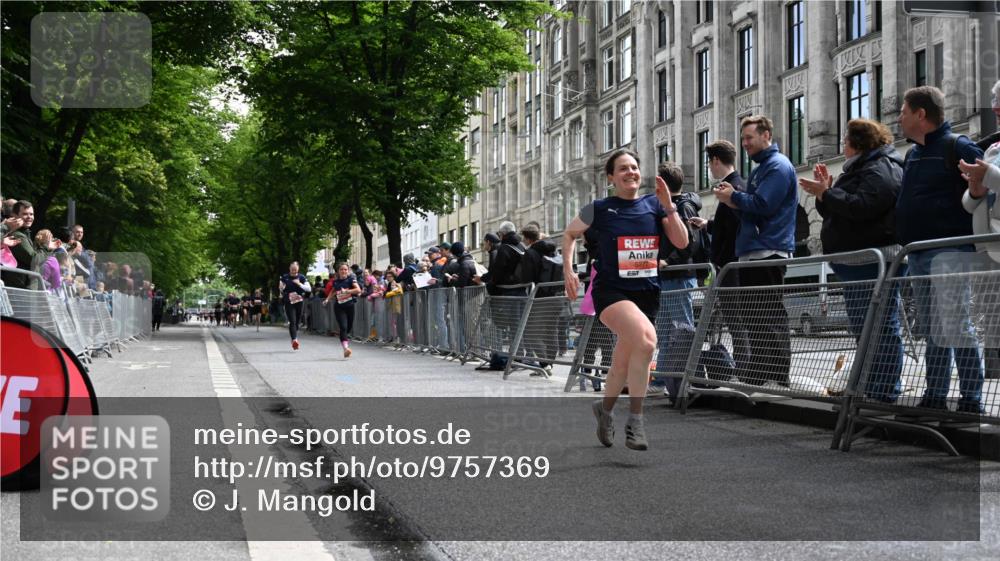 14.06.2026 - REWE Women's Run J. Mangold http://msf.ph/oto/9757369 14.06.2026 10:55:55 Ziel 5277, 5451, 5790, 5868 meine-sportfotos.de