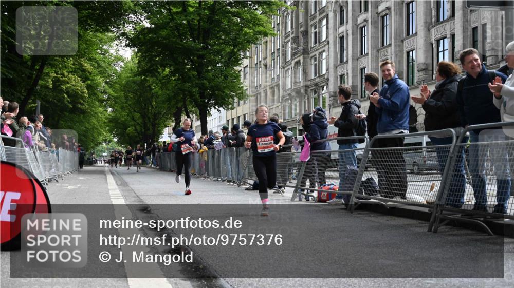 14.06.2026 - REWE Women's Run J. Mangold http://msf.ph/oto/9757376 14.06.2026 10:55:58 Ziel 5277, 5451, 5790, 5868 meine-sportfotos.de