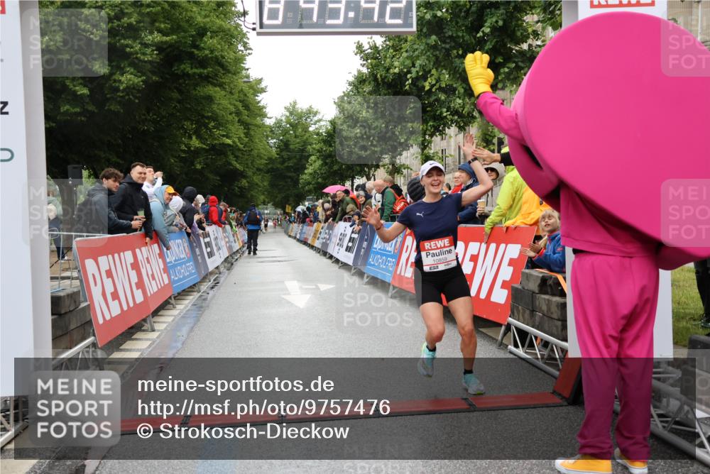 14.06.2026 - REWE Women's Run Strokosch-Dieckow http://msf.ph/oto/9757476 14.06.2026 09:44:05 Ziel 10859, 11296 meine-sportfotos.de
