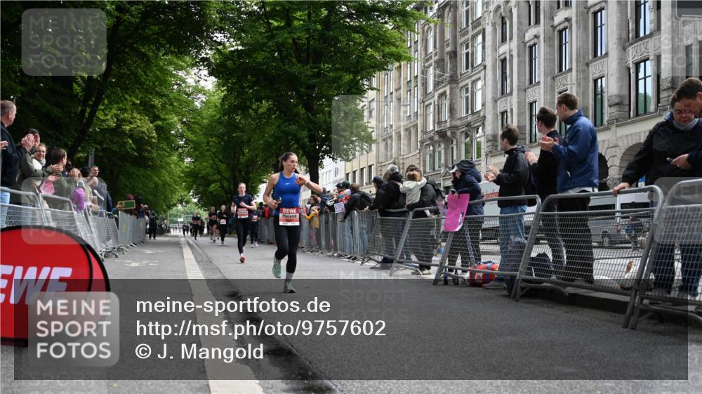 14.06.2026 - REWE Women's Run J. Mangold http://msf.ph/oto/9757602 14.06.2026 10:56:47 Ziel 5209, 5218, 5552, 5640, 5964 meine-sportfotos.de