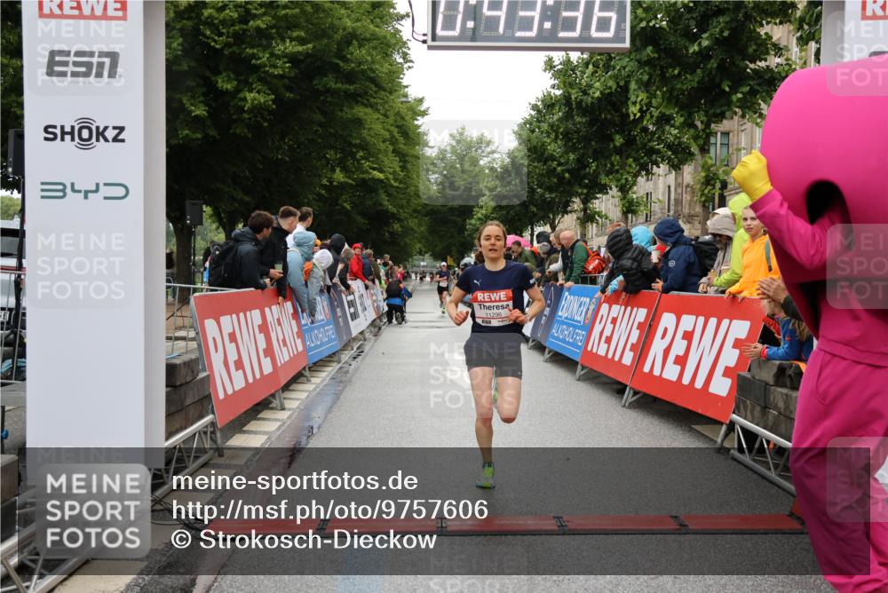 14.06.2026 - REWE Women's Run Strokosch-Dieckow http://msf.ph/oto/9757606 14.06.2026 09:43:59 Ziel 11296 meine-sportfotos.de