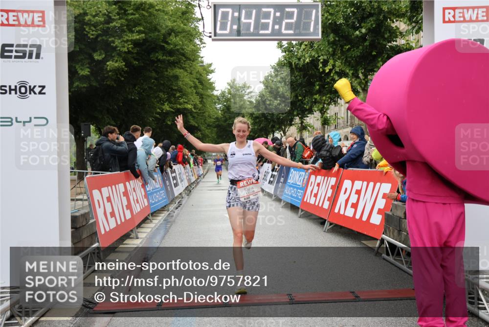 14.06.2026 - REWE Women's Run Strokosch-Dieckow http://msf.ph/oto/9757821 14.06.2026 09:43:43 Ziel 10402, 11508 meine-sportfotos.de
