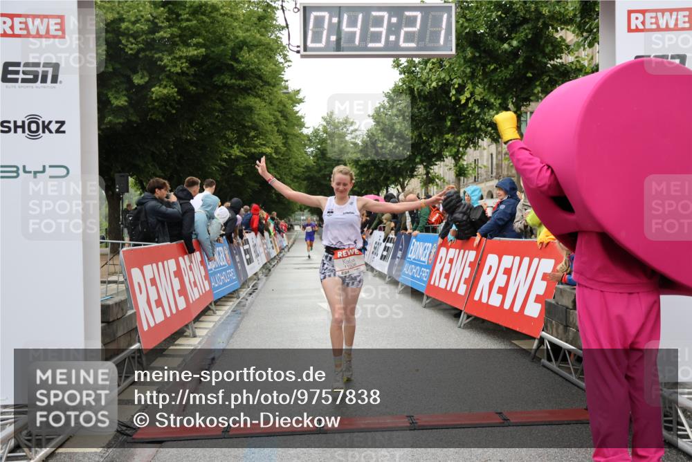 14.06.2026 - REWE Women's Run Strokosch-Dieckow http://msf.ph/oto/9757838 14.06.2026 09:43:43 Ziel 10402, 11508 meine-sportfotos.de