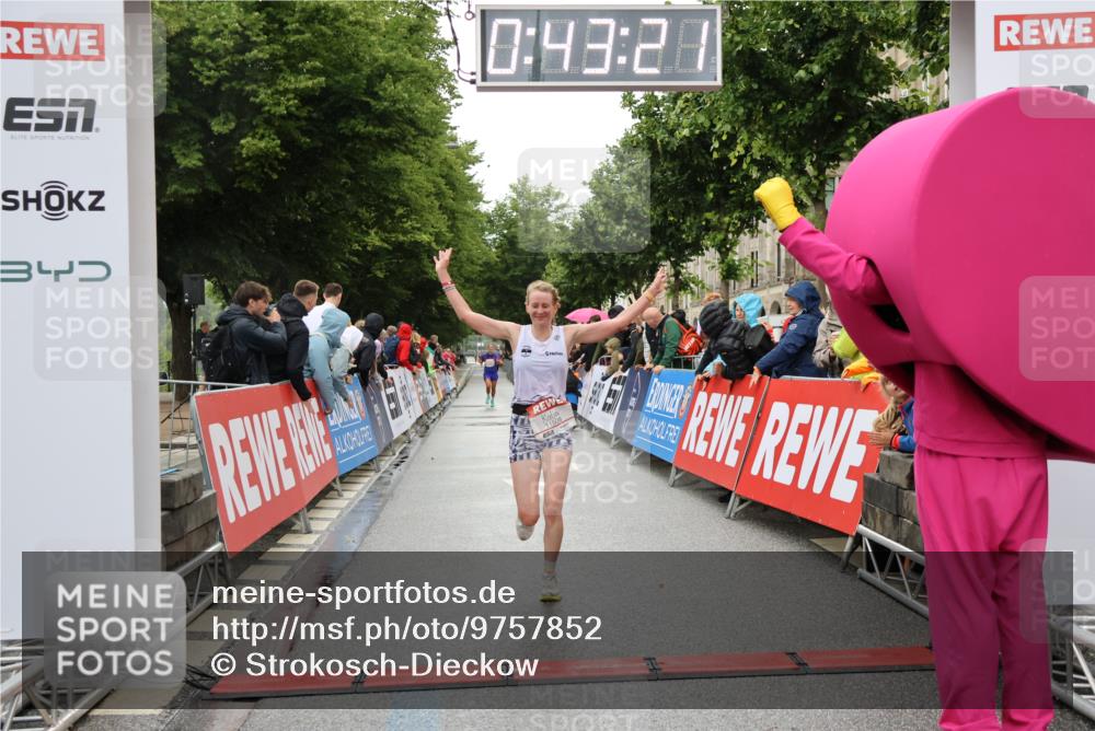 14.06.2026 - REWE Women's Run Strokosch-Dieckow http://msf.ph/oto/9757852 14.06.2026 09:43:43 Ziel 10402, 11508 meine-sportfotos.de