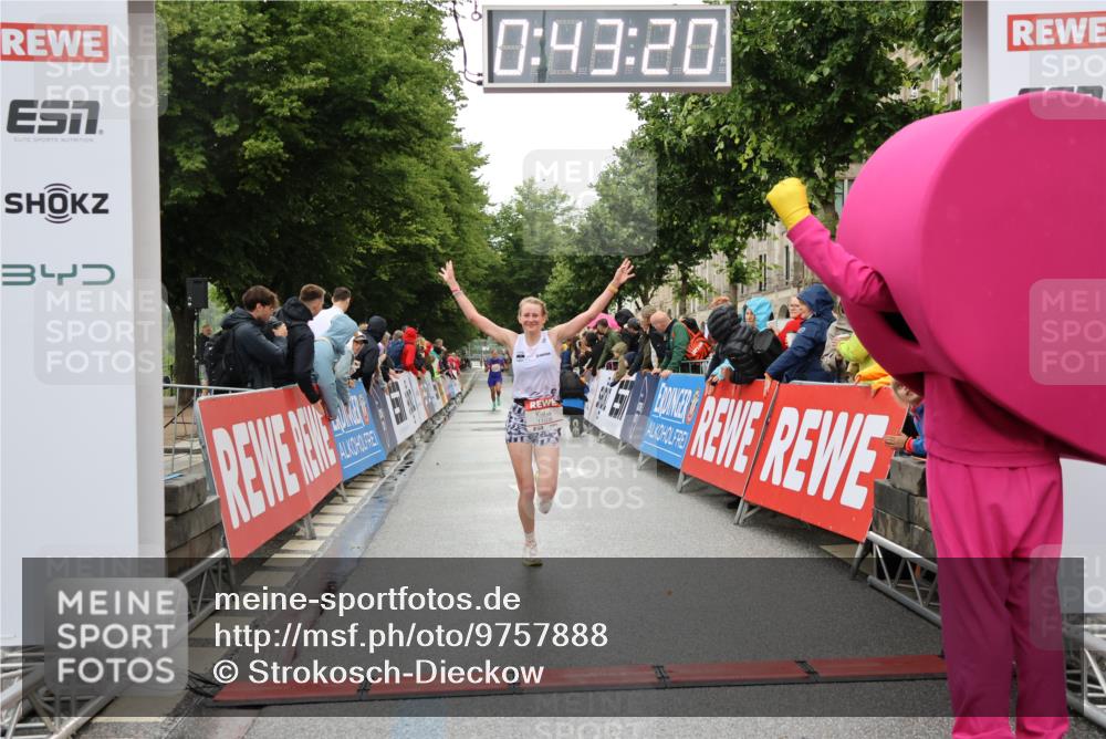 14.06.2026 - REWE Women's Run Strokosch-Dieckow http://msf.ph/oto/9757888 14.06.2026 09:43:43 Ziel 10402, 11508 meine-sportfotos.de