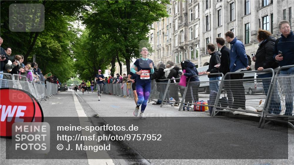 14.06.2026 - REWE Women's Run J. Mangold http://msf.ph/oto/9757952 14.06.2026 10:57:46 Ziel 5047, 5132, 5581, 5686, 5729 meine-sportfotos.de