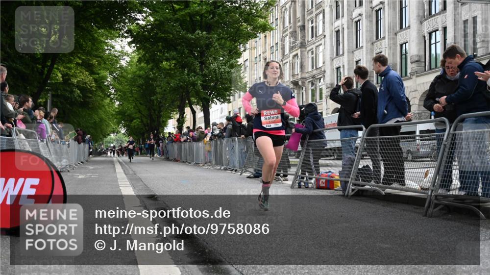 14.06.2026 - REWE Women's Run J. Mangold http://msf.ph/oto/9758086 14.06.2026 10:58:11 Ziel 5107, 5303, 5871, 5898 meine-sportfotos.de