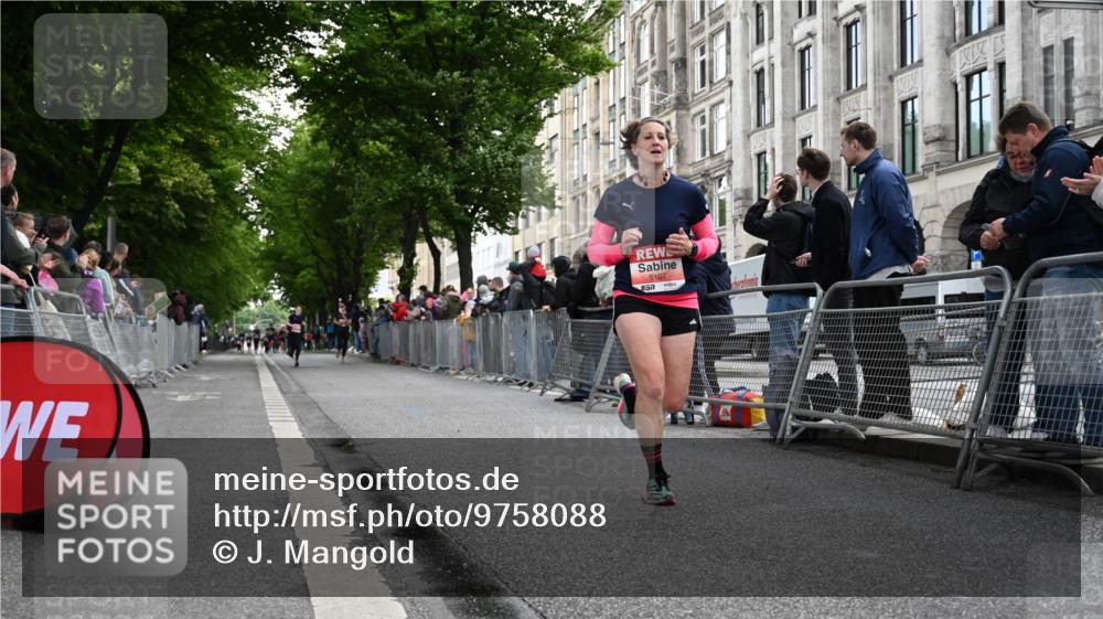 14.06.2026 - REWE Women's Run J. Mangold http://msf.ph/oto/9758088 14.06.2026 10:58:11 Ziel 5107, 5303, 5871, 5898 meine-sportfotos.de