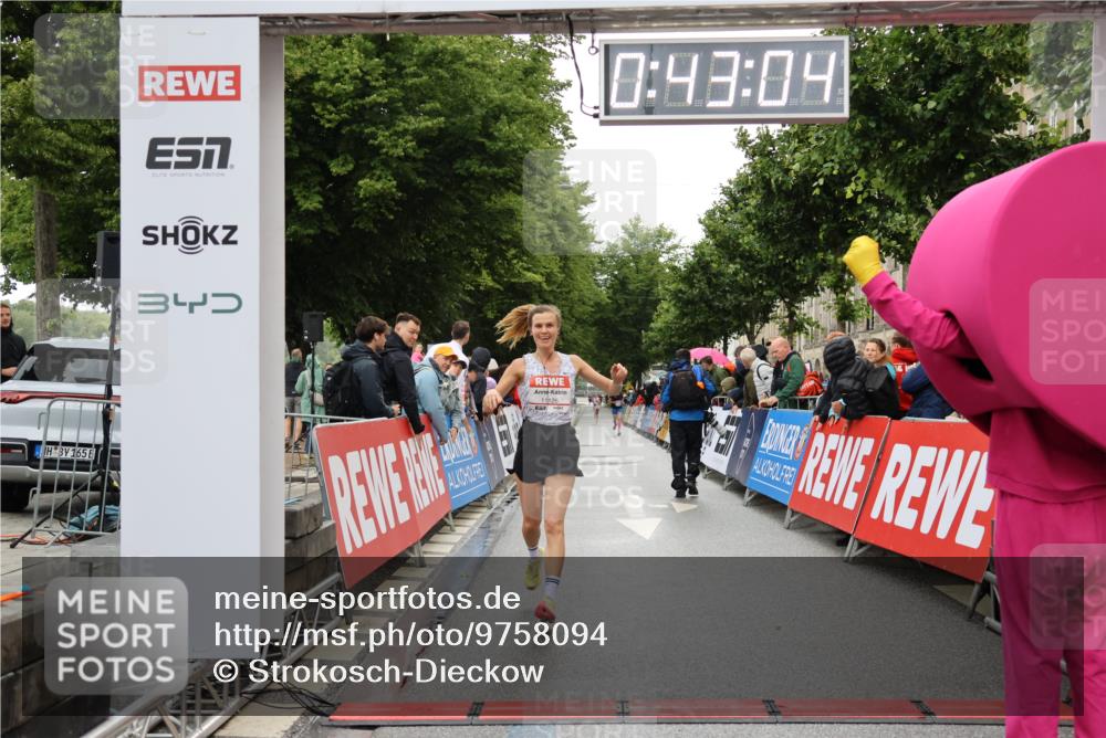 14.06.2026 - REWE Women's Run Strokosch-Dieckow http://msf.ph/oto/9758094 14.06.2026 09:43:27 Ziel 11126 meine-sportfotos.de
