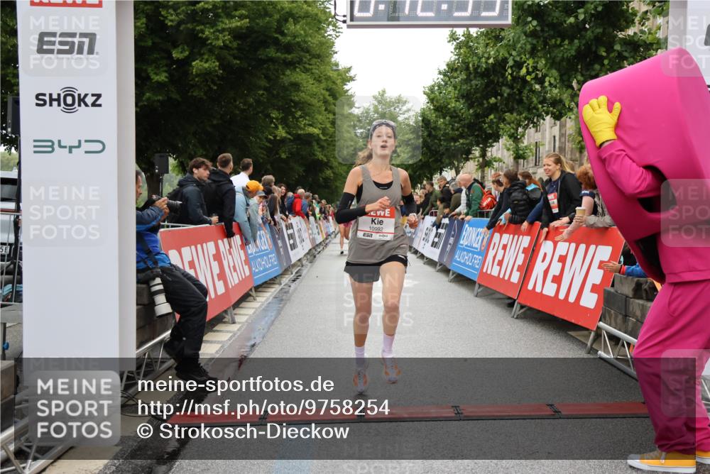 14.06.2026 - REWE Women's Run Strokosch-Dieckow http://msf.ph/oto/9758254 14.06.2026 09:43:01 Ziel 10080, 10992 meine-sportfotos.de