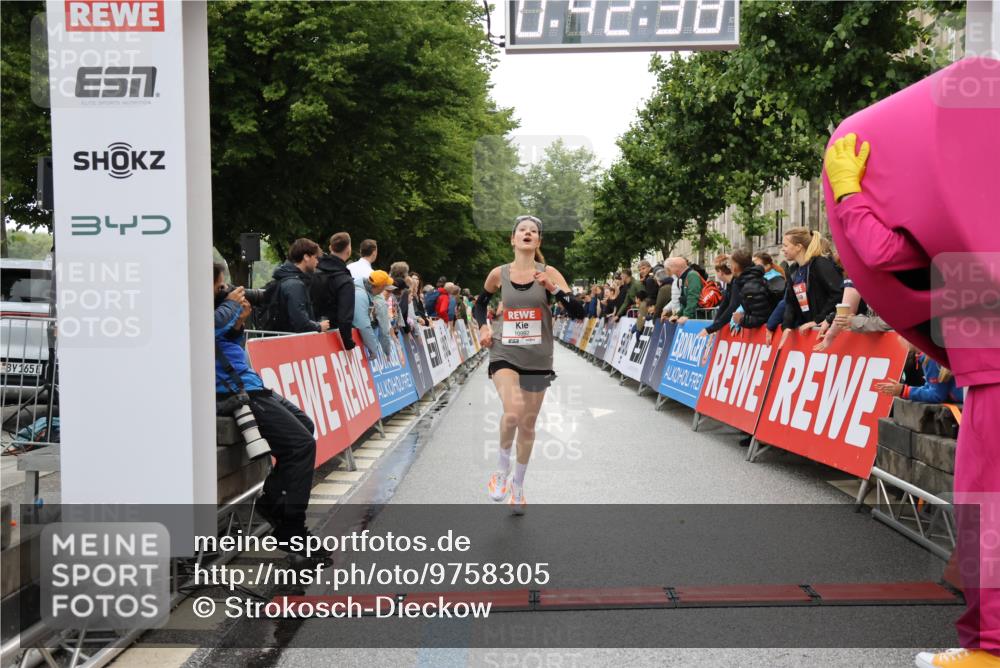 14.06.2026 - REWE Women's Run Strokosch-Dieckow http://msf.ph/oto/9758305 14.06.2026 09:43:01 Ziel 10080, 10992 meine-sportfotos.de