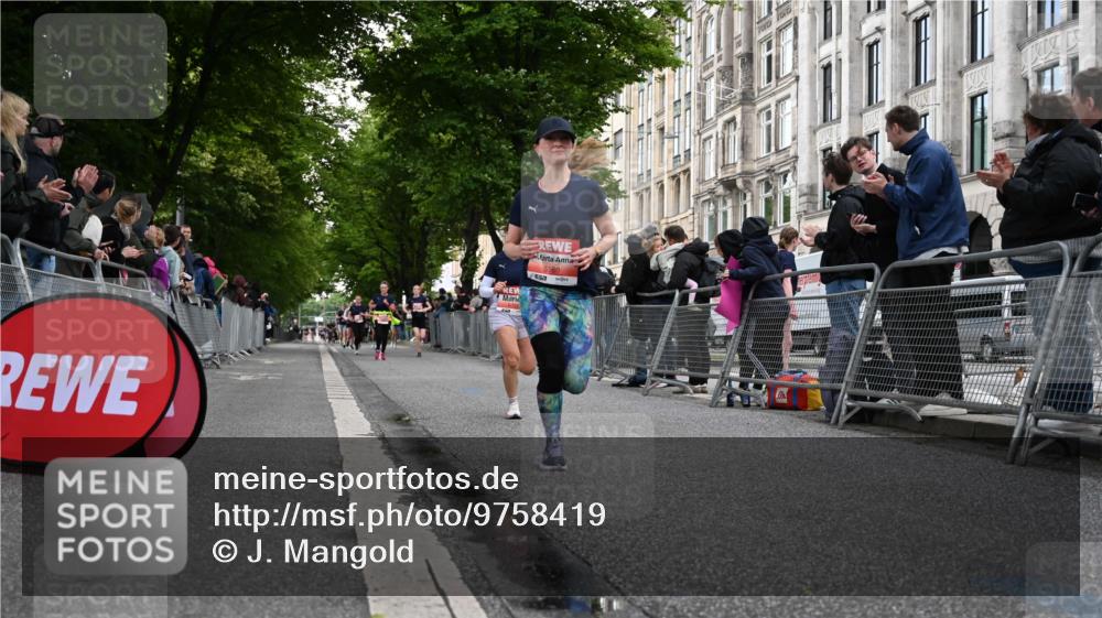 14.06.2026 - REWE Women's Run J. Mangold http://msf.ph/oto/9758419 14.06.2026 10:59:24 Ziel 5418, 5536, 5560, 5634, 5642, 5928, 6017 meine-sportfotos.de