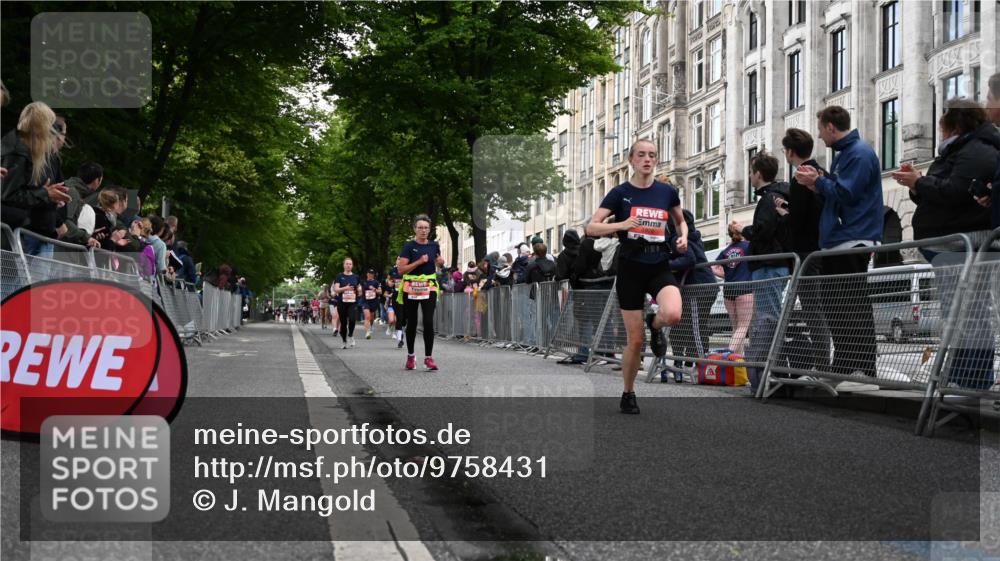 14.06.2026 - REWE Women's Run J. Mangold http://msf.ph/oto/9758431 14.06.2026 10:59:29 Ziel 5139, 5258, 5886, 5928, 6017 meine-sportfotos.de