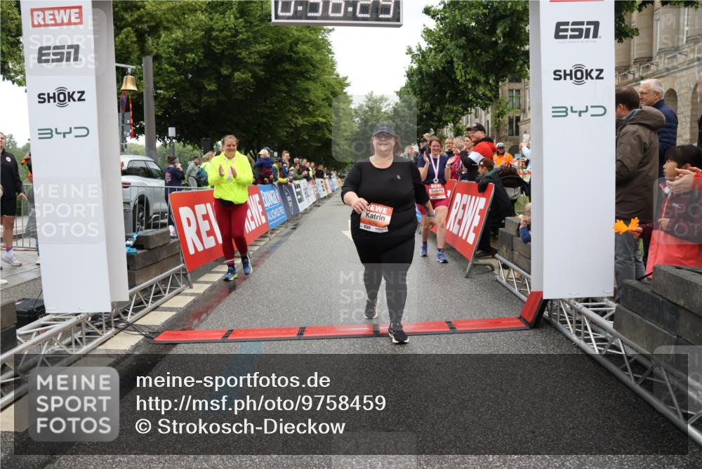 14.06.2026 - REWE Women's Run Strokosch-Dieckow http://msf.ph/oto/9758459 14.06.2026 11:26:58 Ziel 5562 meine-sportfotos.de