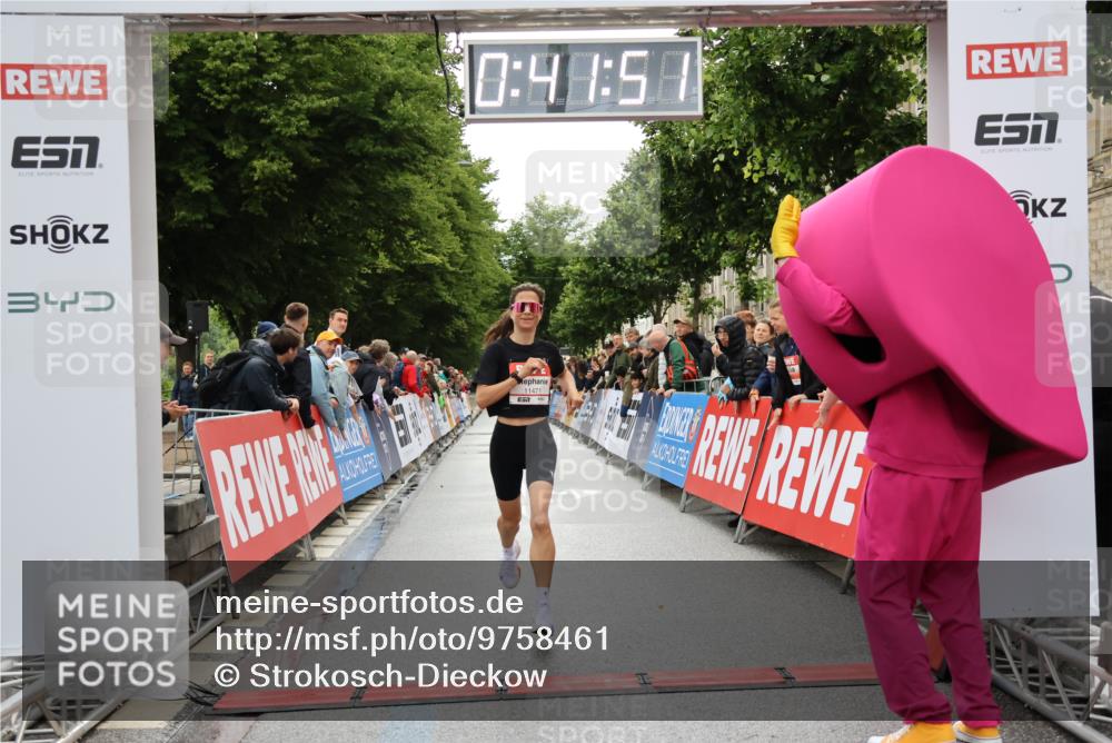 14.06.2026 - REWE Women's Run Strokosch-Dieckow http://msf.ph/oto/9758461 14.06.2026 09:42:14 Ziel 11471 meine-sportfotos.de