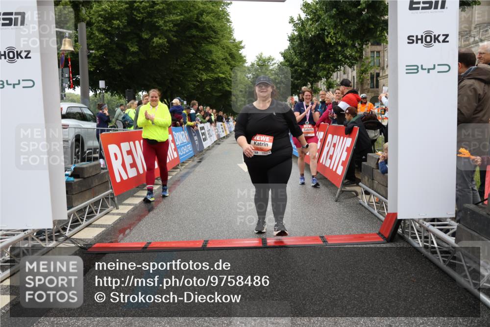 14.06.2026 - REWE Women's Run Strokosch-Dieckow http://msf.ph/oto/9758486 14.06.2026 11:26:57 Ziel 5562 meine-sportfotos.de