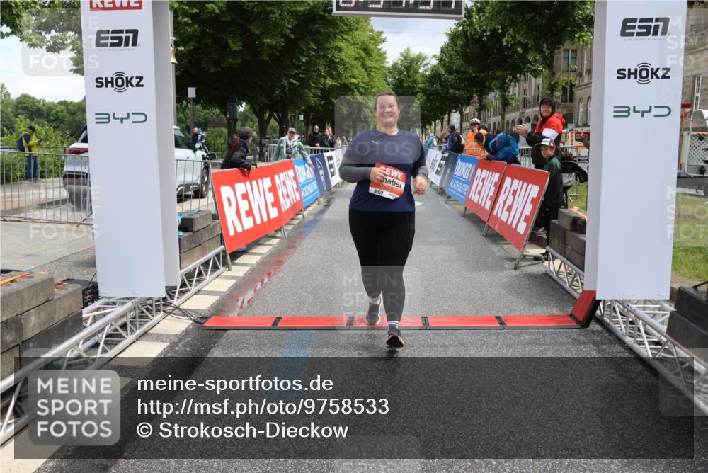 14.06.2026 - REWE Women's Run Strokosch-Dieckow http://msf.ph/oto/9758533 14.06.2026 11:22:23 Ziel 5390, 5622, 6021 meine-sportfotos.de