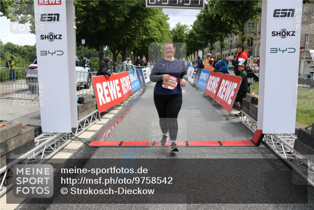 14.06.2026 - REWE Women's Run Strokosch-Dieckow http://msf.ph/oto/9758542 14.06.2026 11:22:22 Ziel 5390, 5622, 6021 meine-sportfotos.de