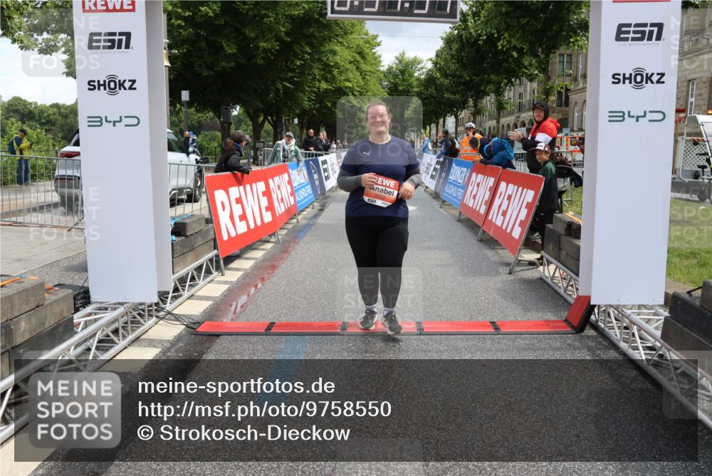 14.06.2026 - REWE Women's Run Strokosch-Dieckow http://msf.ph/oto/9758550 14.06.2026 11:22:22 Ziel 5390, 5622, 6021 meine-sportfotos.de