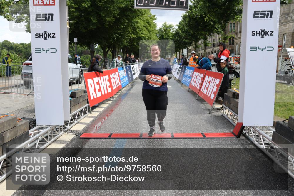 14.06.2026 - REWE Women's Run Strokosch-Dieckow http://msf.ph/oto/9758560 14.06.2026 11:22:22 Ziel 5390, 5622, 6021 meine-sportfotos.de