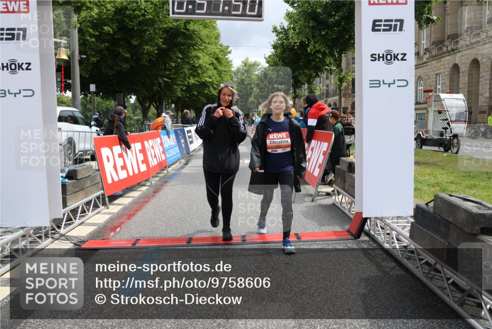 14.06.2026 - REWE Women's Run Strokosch-Dieckow http://msf.ph/oto/9758606 14.06.2026 11:22:19 Ziel 5390, 5622, 6021 meine-sportfotos.de