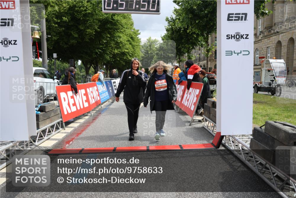 14.06.2026 - REWE Women's Run Strokosch-Dieckow http://msf.ph/oto/9758633 14.06.2026 11:22:18 Ziel 5353, 5390, 5622, 6021 meine-sportfotos.de