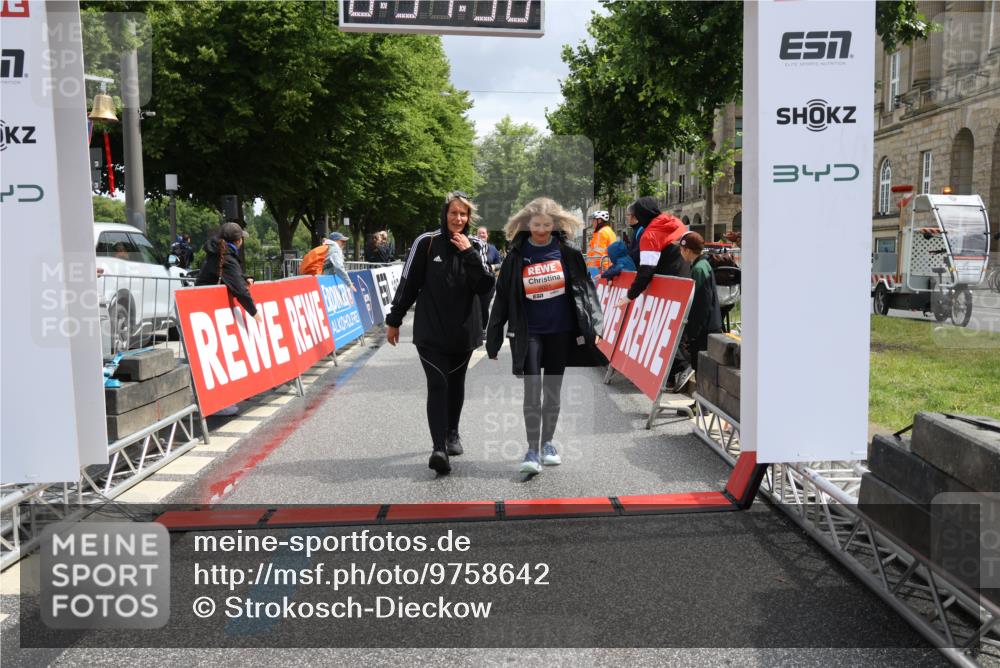 14.06.2026 - REWE Women's Run Strokosch-Dieckow http://msf.ph/oto/9758642 14.06.2026 11:22:18 Ziel 5353, 5390, 5622, 6021 meine-sportfotos.de