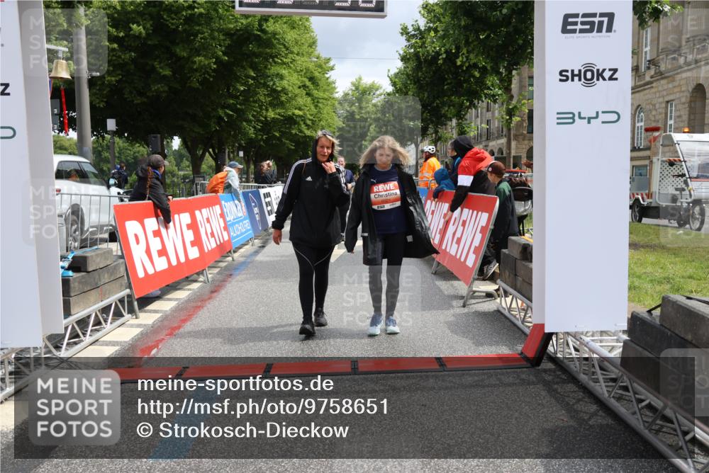 14.06.2026 - REWE Women's Run Strokosch-Dieckow http://msf.ph/oto/9758651 14.06.2026 11:22:18 Ziel 5353, 5390, 5622, 6021 meine-sportfotos.de